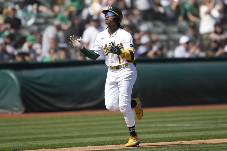 El dominicano Esteury Ruiz, de los Atléticos de Oakland, festeja luego de conectar un jonrón de dos carreras en el juego del sábado 23 de septiembre de 2023, ante los Atléticos de Oakland (AP Foto/Jeff Chiu)
