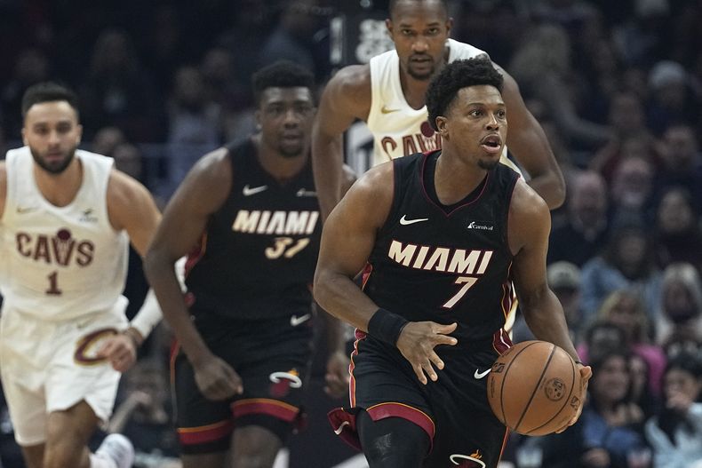 Kyle Lowry, del Heat de Miami, avanza con el balón frente a Max Strus, de los Cavaliers de Cleveland, en el partido del miércoles 22 de noviembre de 2023 (AP foto/Sue Ogrocki)
