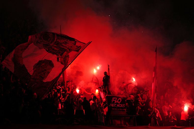 Hinchas del París Saint-Germain, encienden bengalas durante la semifinal de la Liga de Campeones ante el Bayern Múnich, el martes 28 de abril de 2026 (AP Foto/Aurelien Morissard)