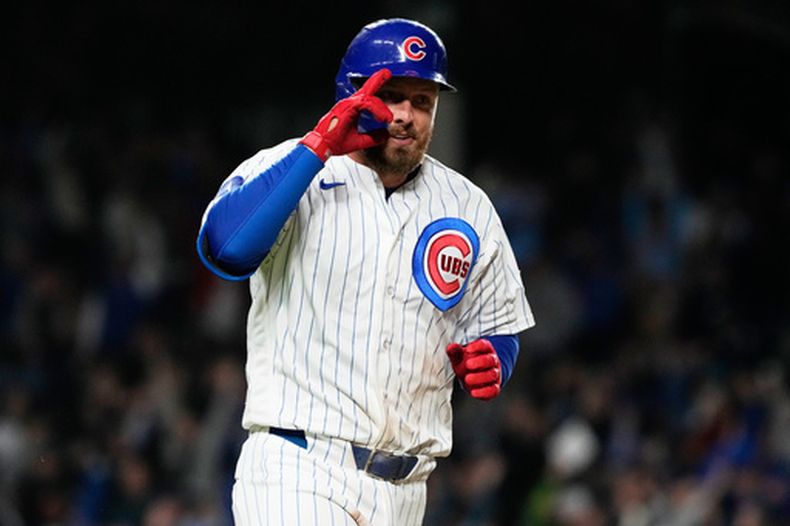 Michael Busch, de los Cachorros de Chicago, celebra mientras recorre las bases después de conectar un jonrón solitario durante la octava entrada de un partido de béisbol contra los Rojos de Cincinnati en Chicago, el martes 5 de mayo de 2026. (Foto AP/Nam Y. Huh)