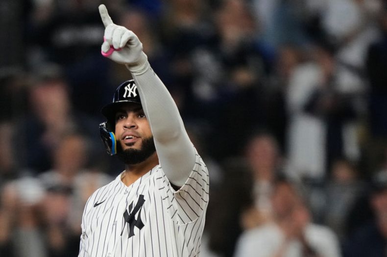 Luis García Jr. saluda al cruzar el plato tras conectar un jonrón para los Yankees de Nueva York en el cuarto inning del segundo juego contra los Medias Rojas de Boston en la serie de comodines de la Liga Americana, el miércoles 30 de septiembre de 2026, en Nueva York. (AP Foto/Yuki Iwamura)