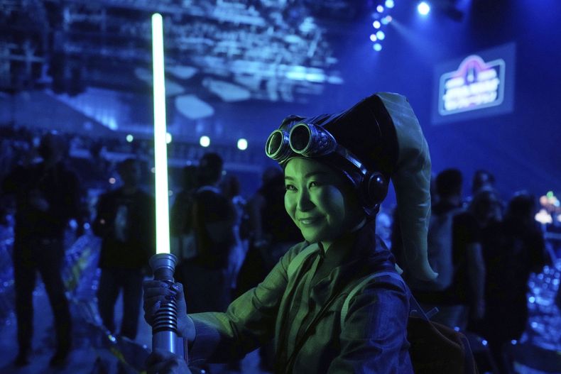 ARCHIVO - Una aficionada de Star Wars posa para una fotografía durante una convención de aficionados llamada Celebración de Star Wars en Japón, el viernes 18 de abril de 2025, en Chiba, cerca de Tokio. (AP Foto/Hiro Komae, archivo)
