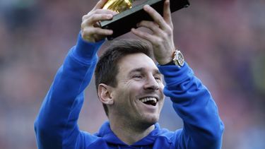 americateve | El argentino Lionel Messi, de Barcelona, exhibe la Bota de Oro que gan&oacute; por haber sido el m&aacute;ximo anotador en la temporada anterior, con 46 goles, antes de un partido de la liga espa&ntilde;ola contra Granada en barcelona el 23 de noviembre d