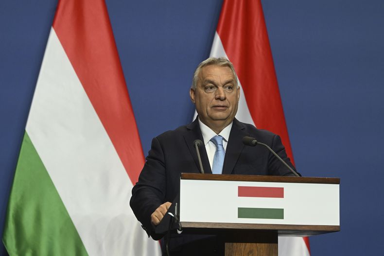 El primer ministro húngaro, Viktor Orban, y Alice Weidel, la candidata a la cancillería del partido Alternativa para Alemania (AfD), fuera de cuadro, sostienen una conferencia de prensa tras reunirse en la sede del gobierno en Budapest, Hungría, el miércoles 12 de febrero de 2025. (Szilard Koszticsak/MTI vía AP)