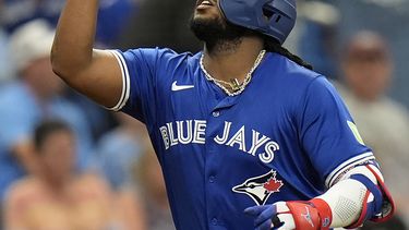 Vladimir Guerrero Jr., de los Azulejos de Toronto, celebra después de su jonrón ante el abridor de los Rays de Tampa Bay, Zach Eflin, durante la sexta entrada del juego de béisbol el jueves 28 de marzo de 2024, en St. Petersburg, Florida (AP Foto/Chris OMeara)