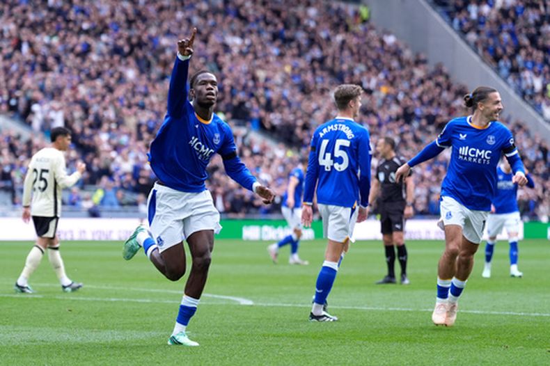 El delantero del Everton, Thierno Barry, celebra tras anotar un gol durante el partido de fútbol de la Liga Premier de Inglaterra entre el Everton y el Ipswich Town en Liverpool, Inglaterra, el sábado 19 de septiembre de 2026. (Peter Byrne/PA vía AP)