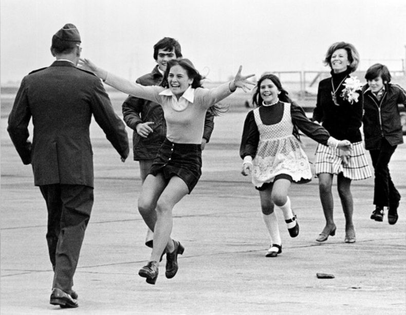 ARCHIVO - El teniente coronel Robert L. Stirm, prisionero de guerra liberado, es recibido por su familia en la Base de la Fuerza Aérea Travis, en Fairfield, California, a su regreso de la guerra de Vietnam el 17 de marzo de 1973. (Foto AP/Sal Veder, archivo)