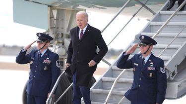 El presidente Joe Biden llega al Aeropuerto Regional Manchester-Boston para un evento sobre la reducción de precios para las familias estadounidenses, el 11 de marzo de 2024. (Foto AP/Evan Vucci)