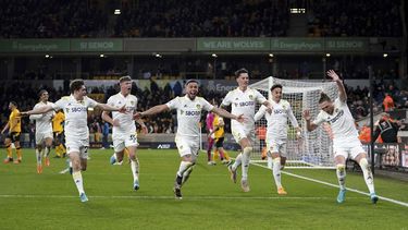 Leeds remonta y derrota a Wolverhampton, que se queda con 10