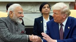 ARCHIVO - El presidente de Estados Unidos, Donald Trump, estrecha la mano del primer ministro de India, Narendra Modi, en la Oficina Oval de la Casa Blanca, el 13 de febrero de 2025, en Washington. (Foto/Alex Brandon, Archivo)