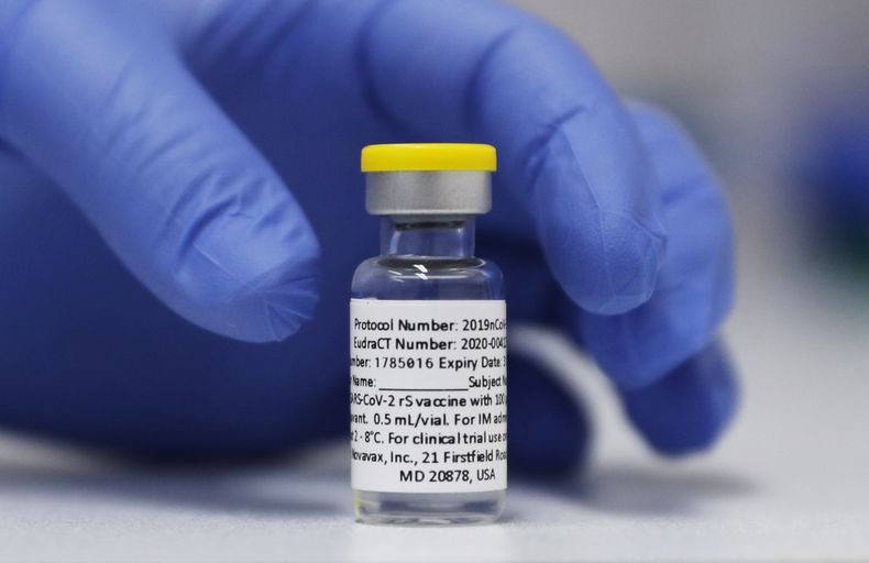 ARCHIVO – Un frasco de la fase 3 de la vacuna de Novavax contra el coronavirus preparada para su uso en un ensayo en el hospital de la Universidad St. George en Londres. El 7 de octubre de 2020. (AP Foto/Alastair Grant, Archivo)