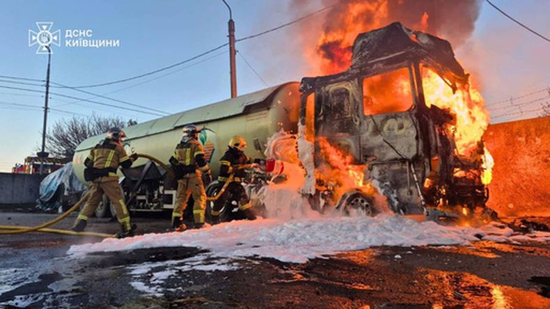 En esta imagen de archivo proporcionada por el Servicio Ucraniano de Emergencias, personal de emergencias trabaja para extinguir un incendio tras un dron de ataque ruso en la región de Kiev, Ucrania, el martes 5 de mayo de 2026. (Servicio Ucraniano de Emergencias via AP)