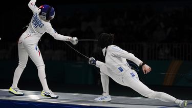 La chilena Analía Fernandez (izquierda) y la argentina Isabel Di Tella durante las semifinales de espada femenina de la esgrima de los Juegos Panamericanos en Santiago, Chile, el miércoles 1 de noviembre de 2023. (AP Foto/Eduardo Verdugo)