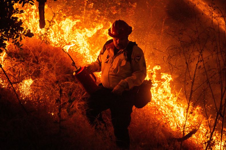 Equipos de bomberos realizan una operación para controlar el incendio Sandy, el lunes 18 de mayo de 2026, en Simi Valley, California. (AP Foto/Ethan Swope)