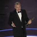 Christopher Nolan acepta el Oscar por mejor dirección por la cinta Oppenheimer durante la ceremonia el domingo 10 de marzo de 2024 en el Teatro Dolby de Los Ángeles. (AP Foto/Chris Pizzello)