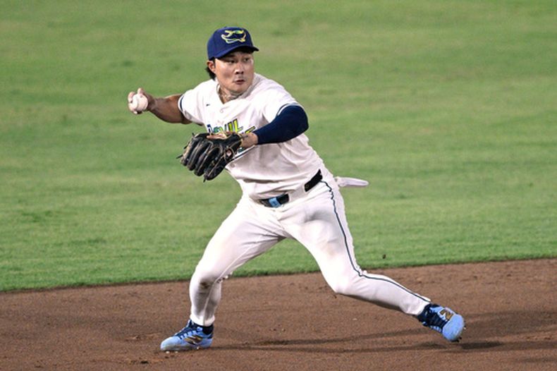 ARCHIVO - Foto del 19 de julio del 2025, el campocorto de los Rays de Tampa Bay Ha-Seong Kim lanza a primera base en la octava entrada ante los Orioles de Baltimore. (AP Foto/Phelan M. Ebenhack, Archivo)