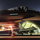 En esta foto, proporcionada por el Ministerio de Defensa del Reino Unido, un avión Typhoon de la Real Fuerza Aérea se prepara para despegar con otras aeronaves para atacar blancos hutíes en Yemen, el sábado 24 de febrero de 2024. (Cabo Tim Laurence/RAF/Ministerio de Defensa del R.U. vía AP)