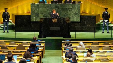 El presidente de Francia, Emmanuel Macron, pronuncia un discurso durante la Asamblea General de las Naciones Unidas en la sede de la organización, el martes 22 de septiembre de 2026. (AP Foto/Seth Wenig)