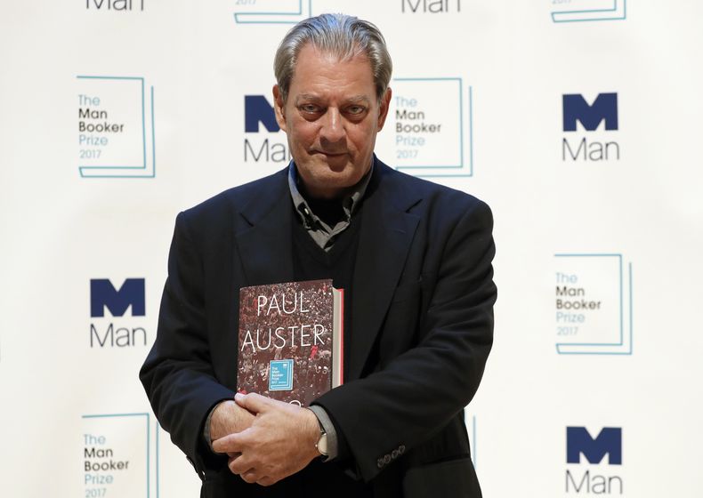 ARCHIVO - El autor Paul Auster posa con su libro 4 3 2 1 en una sesión con los seis finalistas del Premio Man Booker 2017 de Ficción, en Londres, el 16 de octubre de 2017. Auster, un prolífico y premiado hombre de letras y cineasta conocido por sus inventivas narrativas y meta -narrativas como La trilogía de Nueva York y 4 3 2 1, falleció a los 77 años. (Foto AP/Kirsty Wigglesworth, archivo)