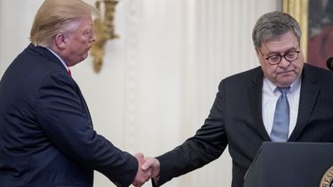Trump mete de nuevo a secretario Barr en refriega política