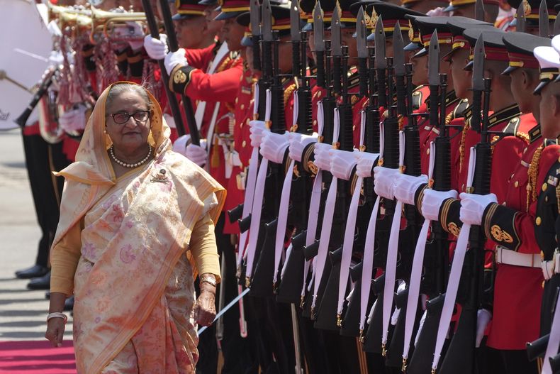 La entonces primera ministra de Bangladesh Sheikh Hasina pasa revista a una guardia de honor en Bangkok, Tailandia, el 26 de abril del 2024. (AP foto/Sakchai Lalit)