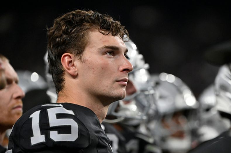 Fernando Mendoza, quarterback de los Raiders de Las Vegas, observa desde la banca durante la segunda mitad del partido de pretemporada de la NFL contra los Cardinals de Arizona, el jueves 13 de agosto de 2026, en Las Vegas. (AP Foto/David Becker)