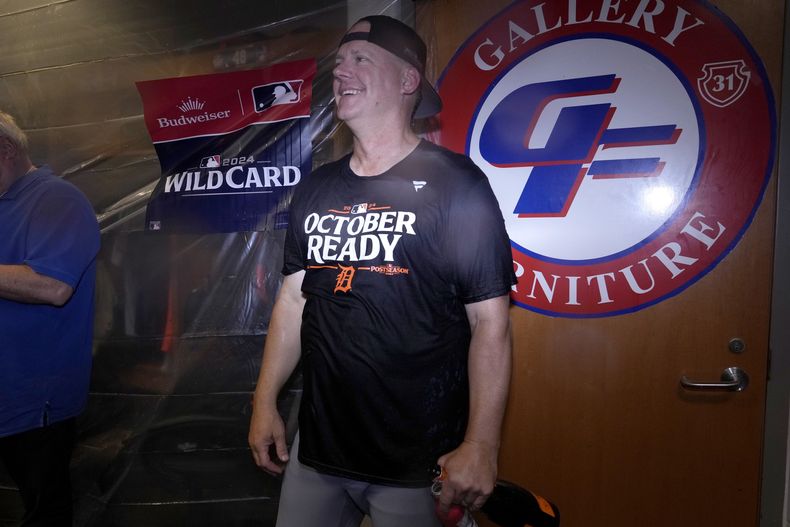 A.J. Hinch, manager de los Tigres de Detroit, festeja con su equipo tras ganar la serie de comodines de la Liga Americana a los Astros de Houston, el miércoles 2 de octubre de 2024 (AP Foto/Kevin M. Cox)