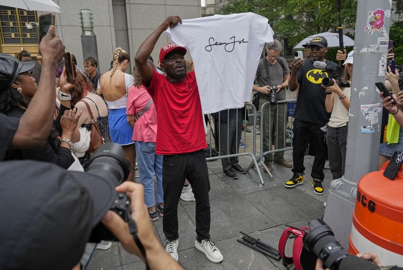 Un partidario de Sean Diddy Combs reacciona afuera del tribunal federal de Manhattan después de que Combs fuera declarado culpable de un delito relacionado con prostitución, pero absuelto de los cargos más graves en su juicio en Nueva York, el miércoles 2 de julio de 2025, en Nueva York. (Foto AP/Yuki Iwamura)