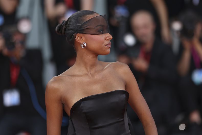 posa a su llegada al estreno de la película Babygirl durante la 81ª edición del Festival de Cine de Venecia en Venecia, Italia, el viernes 30 de agosto de 2024. (Foto Vianney Le Caer/Invision/AP)