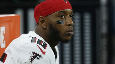 Arrestan a Batson de Falcons por altercado con oficiales
