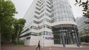 americateve | Un hombre camina frente a la sede de la compa&ntilde;&iacute;a Alstom, l&iacute;der mundial en fabricaci&oacute;n de partes para trenes, en las afueras de Par&iacute;s el jueves 24 de abril de 2014.  (Foto de AP/Jacques Brinon)