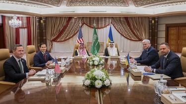 De izquierda a derecha, el asesor de Seguridad Nacional de Estados Unidos, Mike Waltz; el secretario de Estado de Estados Unidos, Marco Rubio; el ministro de Exteriores de Arabia Saudí, príncipe Prince Faisal bin Farhan; el asesor de Seguridad Nacional saudí, Mosaad bin Mohammad al-Aiban; el ministro de Exteriores de Ucrania, Andrii Sybiha, y el director de la oficina presidencial de Ucrania, Andriy Yermak, durante una reunión en Yeda, Arabia Saudí, el 11 de marzo de 2025. (Saul Loeb/Pool Foto vía AP)
