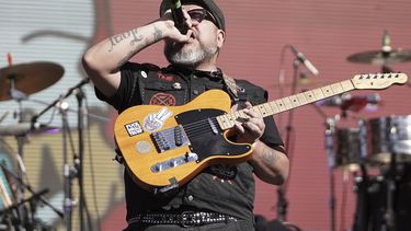 Tony Hernández de la banda mexicana El Gran Silencio durante su presentación en la 25ª edición del festival de música Vive Latino en la Ciudad de México, el sábado 15 de marzo de 2025. (Foto AP/Aurea Del Rosario)