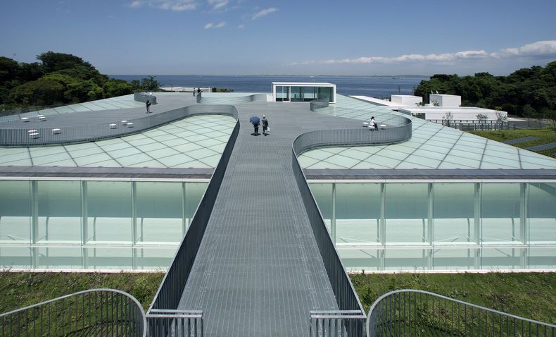 El Museo de Arte Yokosuka, diseñado por el arquitecto japonés Riken Yamamoto, en Yokosuka, Japón. Foto proveída por el Premio Pritzker. (Cortesía de Tomio Ohashi/Premio Pritzker vía AP)