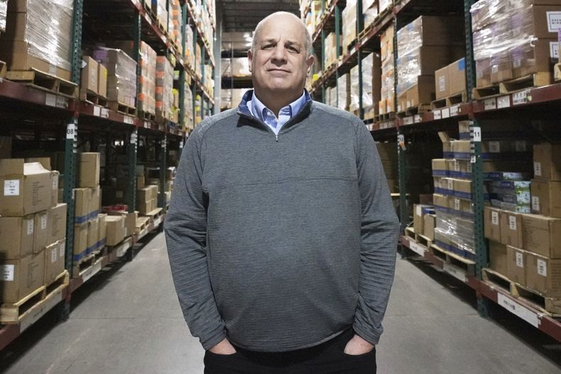 Rick Woldenberg, CEO de Learning Resources, en un almacén de la empresa en Vernon Hills, Illinois, el 11 de abril del 2025. (AP foto/Nam Y. Huh)