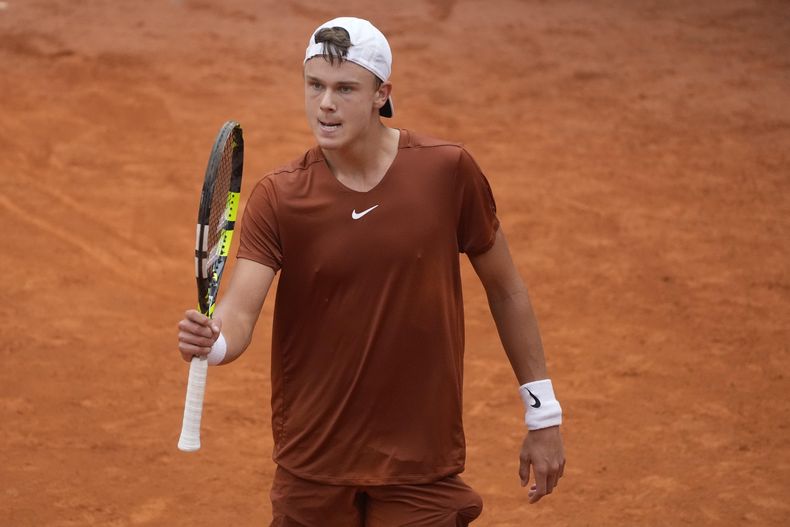 El danés Holger Rune celebra tras llevarse un punto en el encuentro de semifinal del Abierto de Italia ante el noruego Casper Ruud el sábado 20 de mayo del 2023. (AP Foto/Gregorio Borgia)