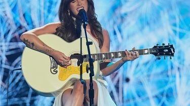ARCHIVO - Ella Langley actúa durante la 61.ª edición anual de los premios de la Academy of Country Music en Las Vegas, el 17 de mayo de 2026. (Foto AP/Chris Pizzello, archivo)