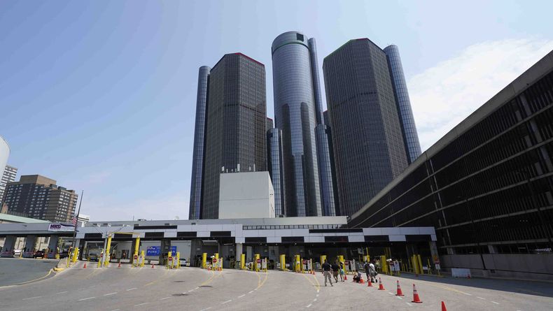 El Renaissance Center cerca de la plaza Detroit-Windsor en Detroit, el 9 de agosto del 2021. (AP foto/Paul Sancya)