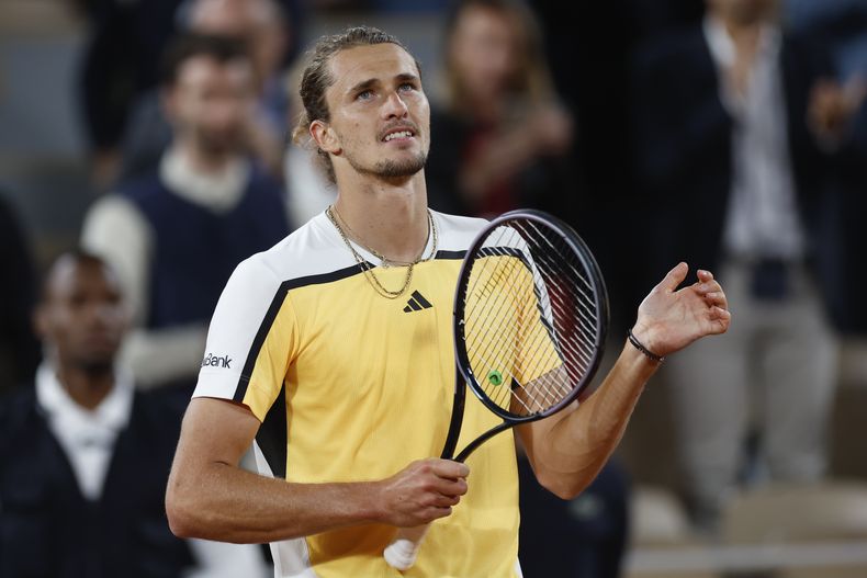 El alemán Alexander Zverev celebra tras ganar su partido de cuartos de final del Abierto de Francia contra el australiano Álex De Miñaur en el estadio Roland Garros en París, el miércoles 5 de junio de 2024. (AP Foto/Jean-François Badias)