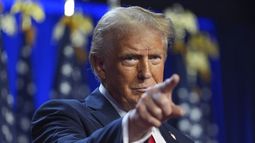 El expresidente y candidato presidencial republicano Donald Trump llega a una fiesta en el Centro de Convenciones de Palm Beach, el miércoles 6 de noviembre de 2024, en West Palm Beach, Florida. (AP Foto/Evan Vucci)
