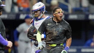 Richie Palacios, de los Rays de Tampa Bay, festeja tras anotar en una base por bolas durante el juego ante los Mets de Nueva York, el sábado 4 de mayo de 2024 (AP Foto/Chris OMeara)