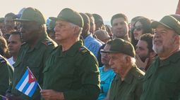 El presidente de Cuba, Miguel Díaz-Canel (segundo desde la izquierda), y el nieto de Raúl Castro, Raúl Guillermo Rodríguez Castro, en el centro al fondo, participan en una manifestación en apoyo al expresidente Raúl Castro frente a la embajada de Estados Unidos en La Habana, Cuba, el viernes 22 de mayo de 2026. (AP Foto/Ramón Espinosa)