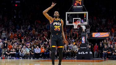 En foto del martes 25 de abril del 2023, el alero de los Suns de Phoenix Kevin Durant hace un gesto durante el juego 5 de la serie de primera ronda ante los Clippers de Los Ángeles. El viernes 28 de abril del 2023, Durant recibe contrato de por vida de Nike. (AP Foto/Matt York)