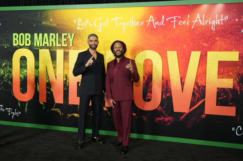 Kingsley Ben-Adir, izquierda, protagonista de Bob Marley: One Love posa con el hijo de Marley, Ziggy, en el estreno de la película Bob Marley: One Love el martes 6 de febrero de 2024, en Los Ángeles. (Foto AP/Chris Pizzello)