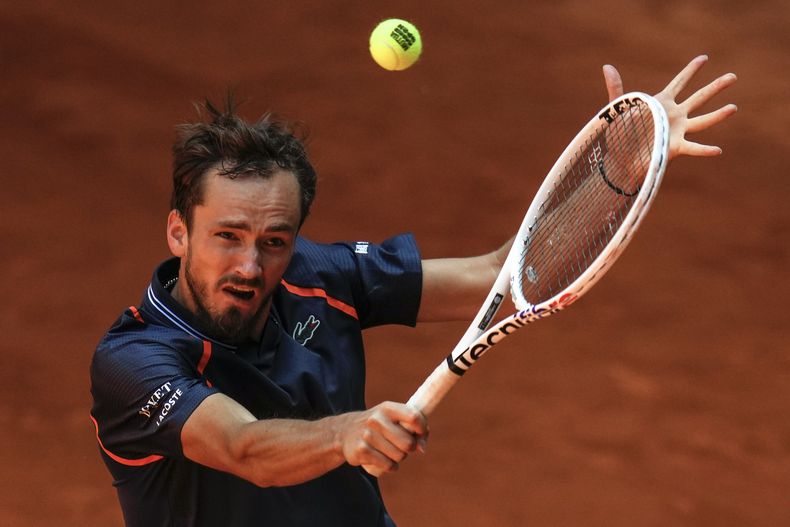 Daniil Medvedev devuelve ante Aslan Karatsev en el Abierto de Madrid, el martes 2 de mayo de 2023. (AP Foto/Manu Fernández)