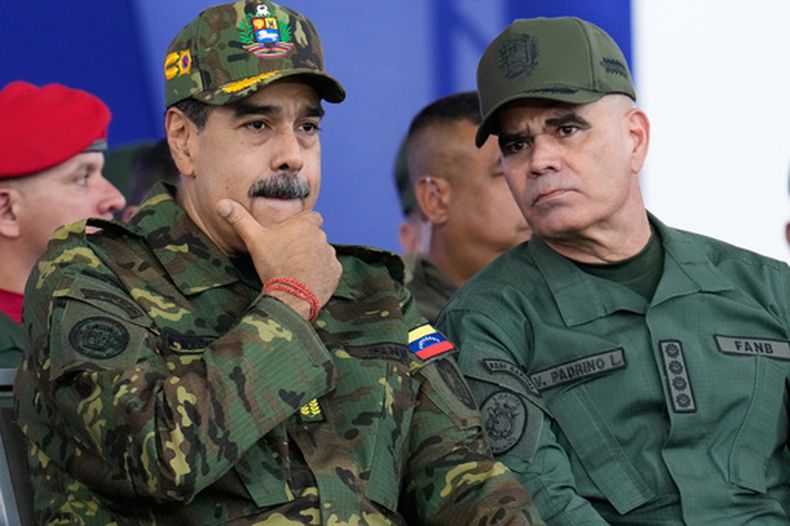 ARCHIVO - El presidente venezolano Nicolás Maduro, a la izquierda, y el ministro de Defensa Vladimir Padrino López participan en una marcha cívico-militar organizada por el gobierno en Caracas, Venezuela, el 25 de noviembre de 2025. (Foto AP/Ariana Cubillos, Archivo)