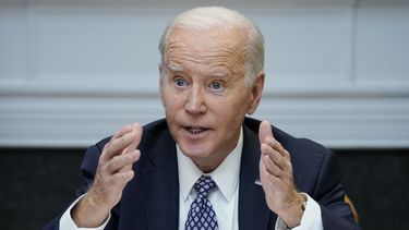 El presidente de Estados Unidos, Joe Biden, habla el 5 de mayo de 2023 en la Casa Blanca, en Washington, D.C. (AP Foto/Evan Vucci)