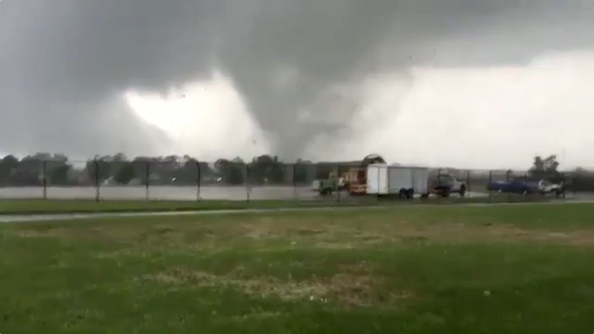 Meteorólogos reportan tornado destructivo en Indiana