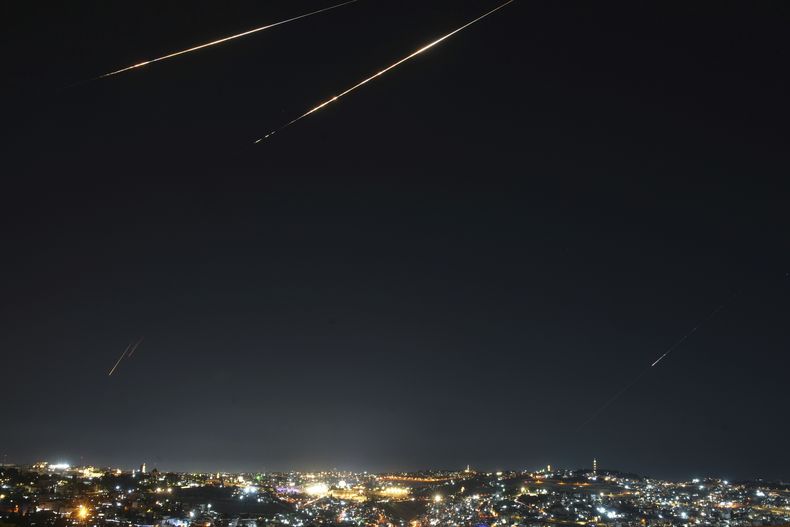 Estelas sobre Jerusalén durante un ataque con misiles el viernes 13 de junio de 2025. (AP Foto/Ohad Zwigenberg)