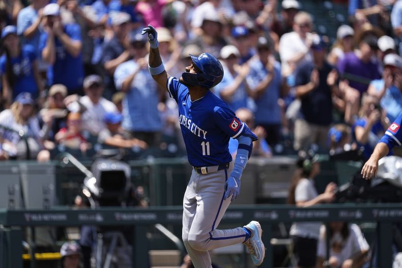 El venezolano de los Reales de Kansas City, Maikel García reacciona mientras recorre las bases luego de impactar un jonrón de tres carreras ante los Rockies de Colorado, en el segundo episodio del jkuego de béisbol el domingo 7 de julio de 2024, en Denver. (AP Foto/David Zalubowski)